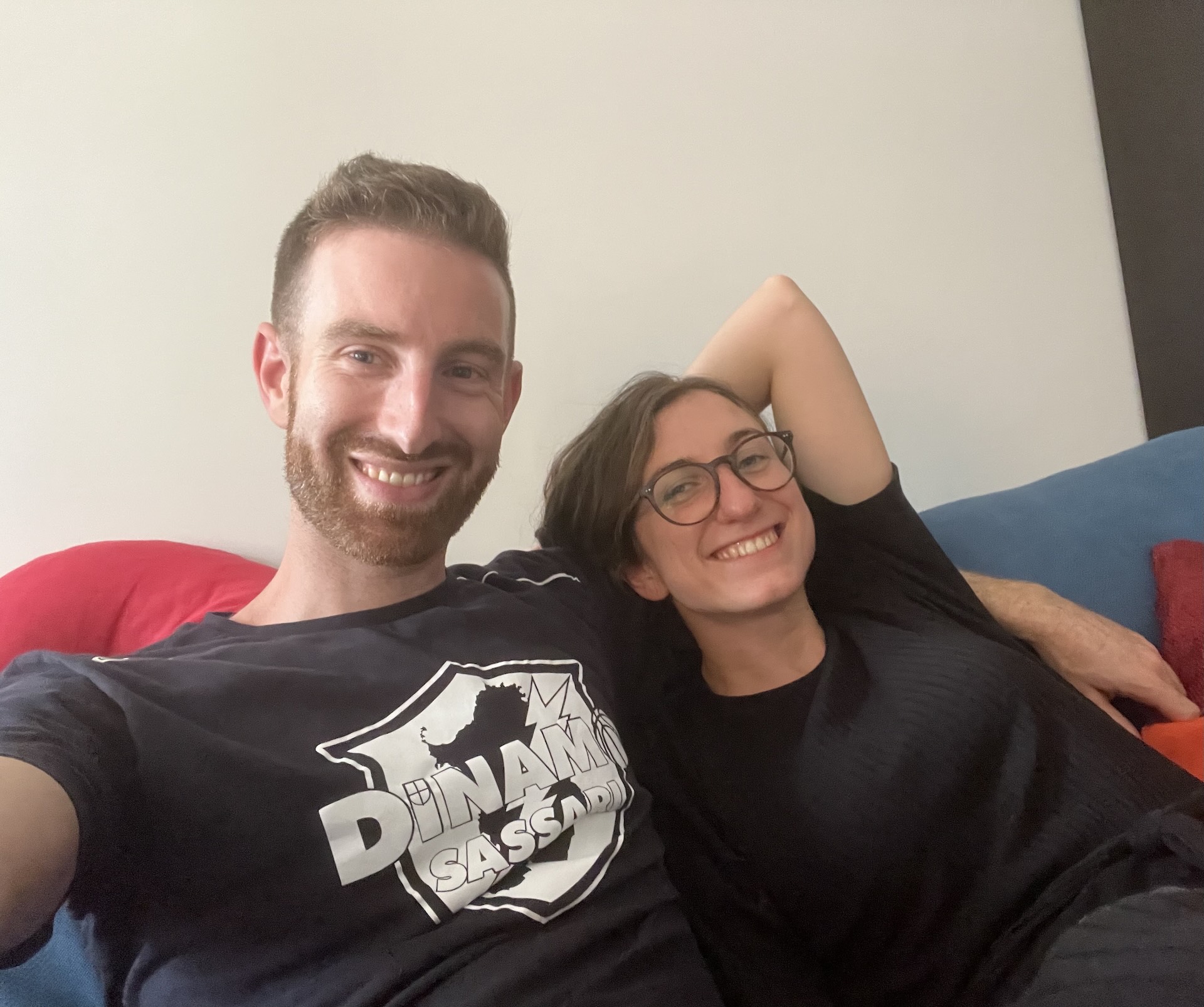 Eleonora and Aaron sitting on the couch at the Benedettis.